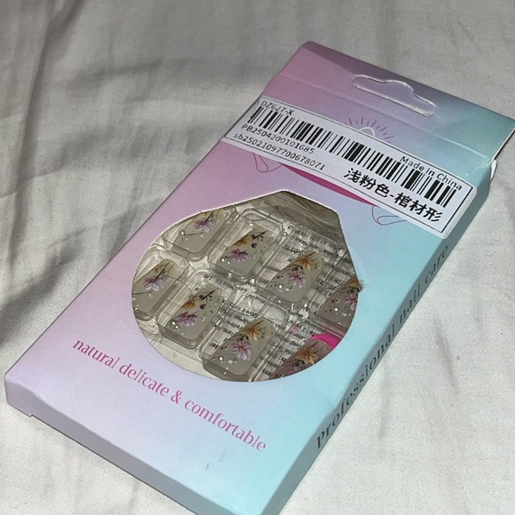 Nude Floral Press On Nails with Pearls - Picture 4 of 5